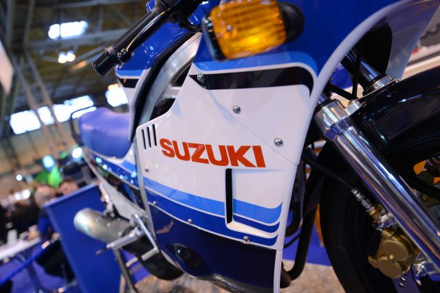 111_Suzuki_GSX-R750_Build