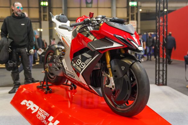 MCL25_Ultraviolet-03