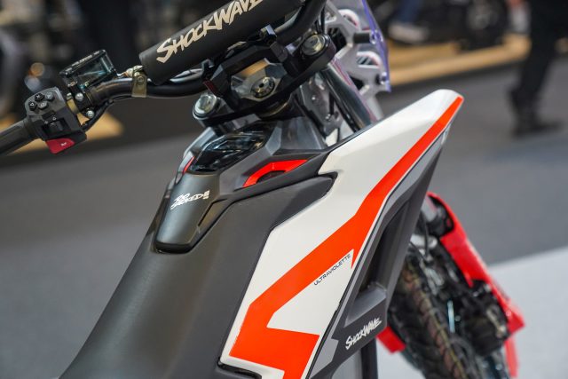 MCL25_Ultraviolet-11