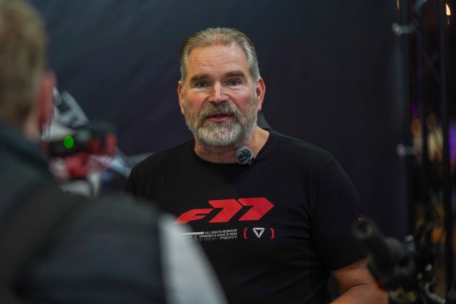 MCL25_Ultraviolet-54